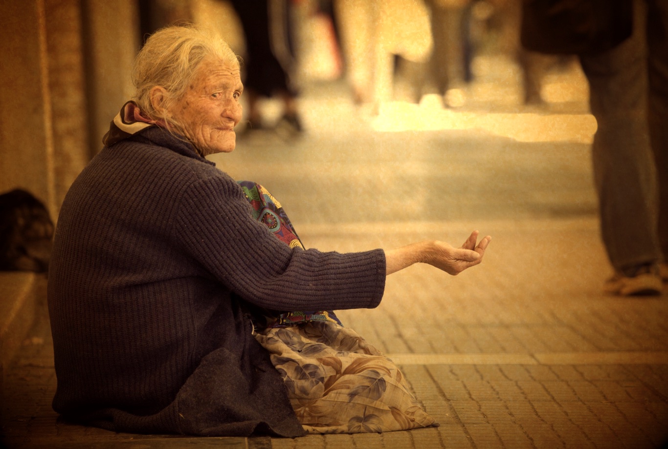 Assise sur le trottoir